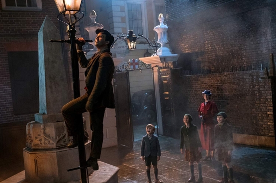 Lin-Manuel Miranda, Emily Blunt, Pixie Davies, Nathanael Saleh dan Joel Dawson dalam MARY POPPINS RETURNS (Dok: reelcinemas.ae)