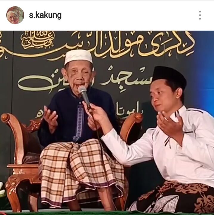 Mbah Fadlol, Kiyai sepuh ketika ceramah di acara maulid Nabi Muhammad SAW di Rembang/foto : IG KH. Mustafa Bisri
