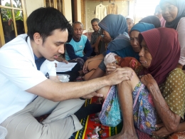 Dokter Widyatama Andika, relawan Sahabat Gema Alam memeriksa pasien lansia di desa Sampit, Lombok Timur (photo : Leya Cattleya)