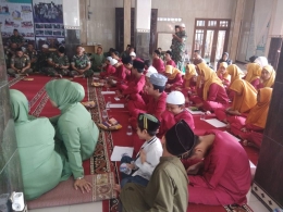 Suasana acara tasyakuran dan santunan yatim di Yayasan Yatim Al-Abror
