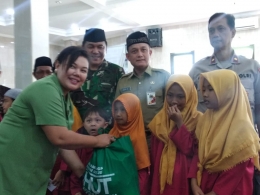 Ibu Duma Waty Jefriansen Sipayung saat berikan santunan kepada yatim Yayasan Al-Abror Palmerah Jakarta Barat