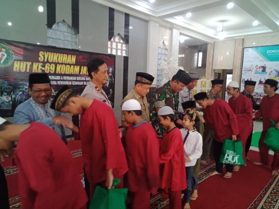 Danramil 03/GP, Camat Palmerah dan Kapolsek Palmerah saat berikan santunan kepada yatim Yayasan Al-Abror Palmerah Jakarta Barat