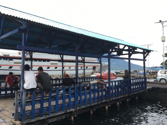 Penampakan Pelabuhan Speedboat, Bastion, Ternate. Tidak ada plang dan tujuan speedboad, maka bertanyalah kepada bapak-bapak ini walau selalu ada risiko diganggu. Hehe... Foto dokumentasi Widha Karina.