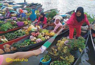 Perdagangan di Pasar Terapung Banjarmasin (Foto : @kaekaha)
