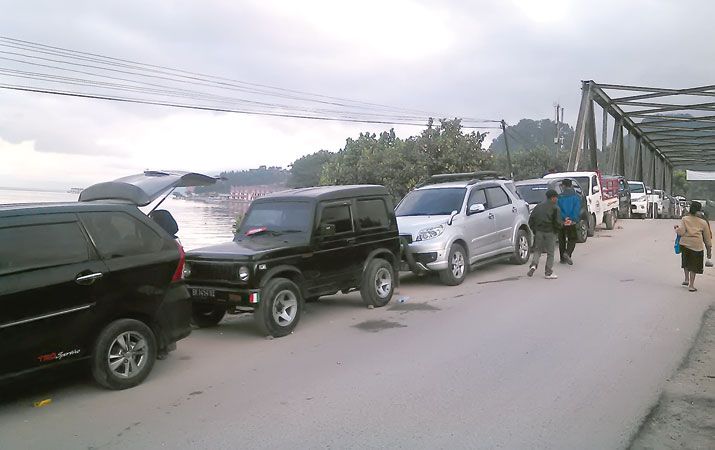 Deretan mobil yang mengular saat akan menyeberangi Danau Toba dari Ajibata (Kabupaten Tobasa) ke Samosir (Kabupaten Samosir). Foto: analisadaily