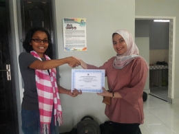 dr Fatimah menerima sertifikat dari Ketua Gema ALam NTB. Penghargaan kecil namun berarti. (Foto : Dokumentasi Pribadi)