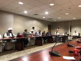 Dr.Fahim Al-Hamed bertemu dengan Pemimpin Redaksi Okaz Jamil Al-Thiabi dengan para profesional media dari negara-negara Arab dan Islam. (Foto: Nayroz) 