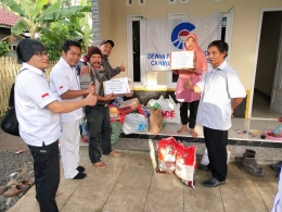 Teks Foto: Ir. Djonli T, Ketua Umum Dewan Pimpinan Nasional Cahaya Biru Indonesia (DPN CBI) saat memberikan bantuan langsung kepada keluarga korban dan warga terdampak tsunami, Sabtu (29/12/18). Foto: Dok CBI.