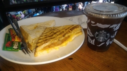 Foto : Sajian sarapan Starbucks, Tuna Sandwhich dan iced Americano (Koleksi Pribadi) 