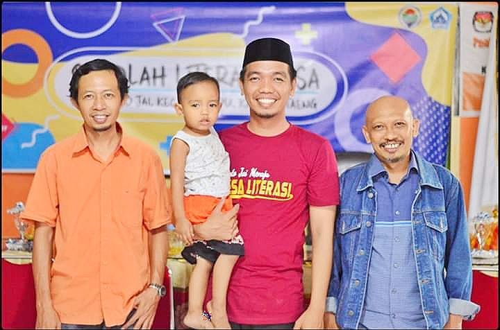 Dari kiri ke kanan Azis, Emilk dan Sul berfoto bersama usai pelatihan kepada puluhan Relawan Literasi Desa Bonto Jai (29/12/2018).