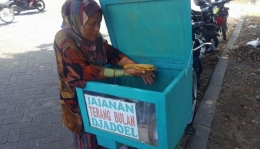 Bu Wiwin, penjual terang bulan jadul (Foto: Hendra Wardhana).