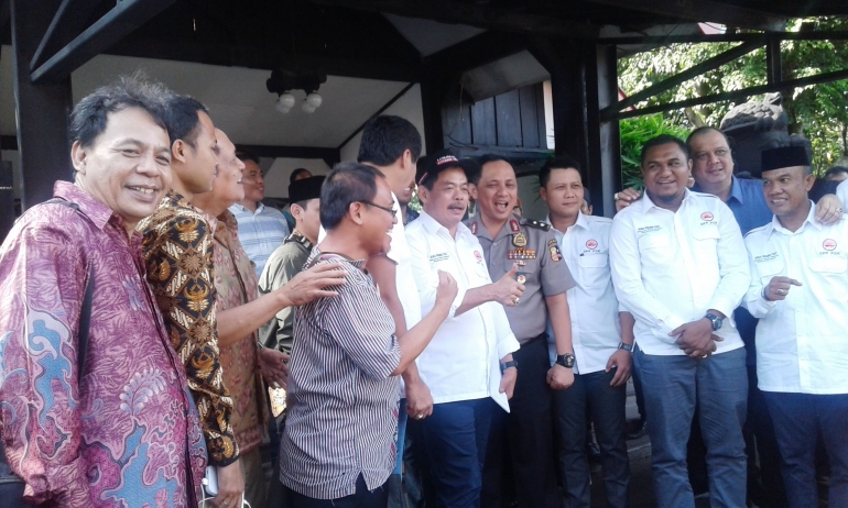 Ketua Umum DPP Perkumpulan Gerakan Kebangsaan Bursah Zarnubi SE bersama Kasatgas Nusantara Mabes Polri Irjen Pol Gatot Eddy Pramono serta Anggota dan Undangan/dokpri