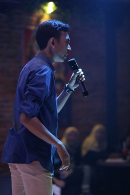 Fajar Nugra sebagai opener dalam acara #Introduction (Foto: Stand-up Indo Bogor/@fikriip21)