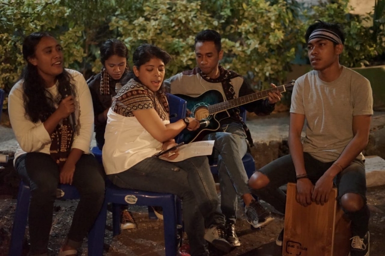 Kelompok Kincir Angin menyanyikan lagu Flobamora. Foto oleh Alberto Manuela. dokpri