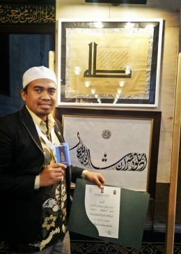 Jalaluddin, Mahasiswa Al-Azhar asal Indonesia yang mendapat kehormatan untuk memamerkan karyanya di pameran tersebut (dokumentasi pribadi)