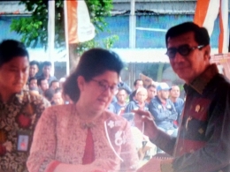 Apresiasi Menteri Kesehatan Nila Moeloek kepada Menteri Hukum HAM Yasona Laoly [Foto: JepretPotret]