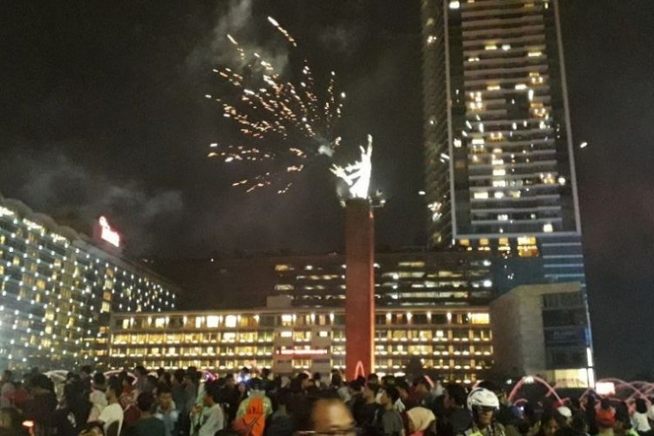 Kembang api mewarnai perayaan malam.tahun baru di kawasan Bundaran Hotel Indonesia, Senin (31/12/2018).