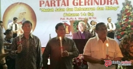 Prabowo Subianto (tengah) memegang lilin dalam satu perayaan umat Nasrani. (Foto: prinsiponline)
