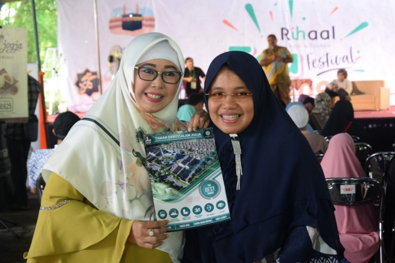 Linda Afriani (kiri) bersama salah satu peserta seminar