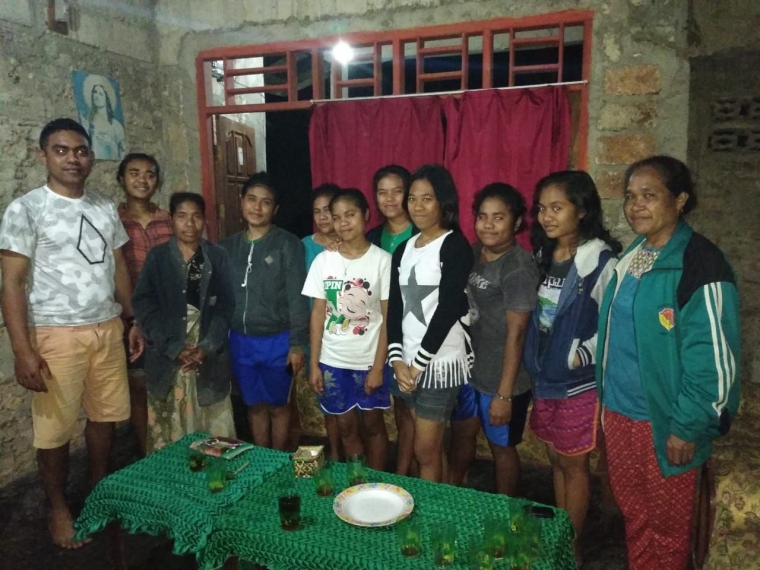 Willy (paling kiri) bersama kaum wanita Sonraen/Willy