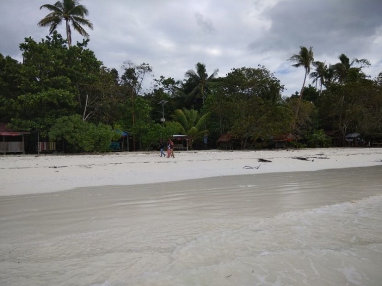 Pantai Ngurbloat dengan pasir putihnya yang halus dan lembut (Dok pribadi)