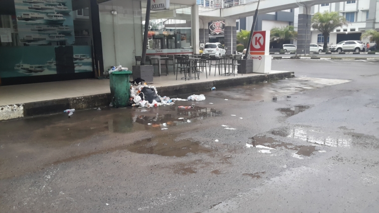 Sampah di sebuah jalan di Batam (dok pribadi)