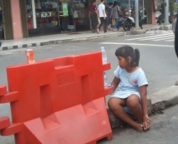 Anak-anak di dekat lampu lalu lintas (dok pribadi)