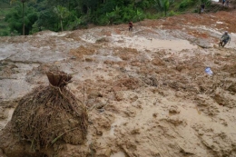 Sumber: KOMPAS.com/BUDIYANTO: Relawan sedang mencari korban bencana longsor di Cisolok, Sukabumi, Jawa Barat, Selasa (1/1/2019).