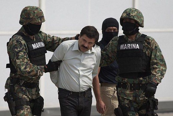 Penangkapan bos besar kartel Sinaloa, Joaquin 'El Chapo' Guzman, oleh Marinir Meksiko pada 22 Februari 2014 (Sumber :https://www.dailymail.co.uk/news/article-2565538/APNewsBreak-Mexicos-Sinaloa-drug-chief-arrested.html)