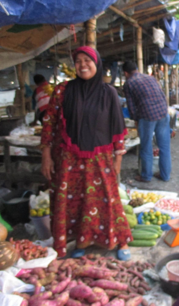 Bu Rosma selalu menebar senyuman, siapapun yang datang ke tempat dagangannya. (foto dok pri).