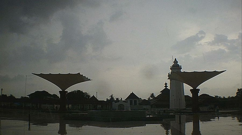 Masjid Agung Banten Lama yang kini memiliki payung seperti di Haramain (dokpri)