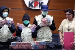 KPK dan hasil OTT. (Foto: suratkabar.id)