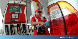 Gambar Seorang Petugas SPBU Pertamina Sedang Mengisi Tangki BBM Kendaraan Dengan Pertamax (Sumber Gambar: www.ekonomi.kompas.com)