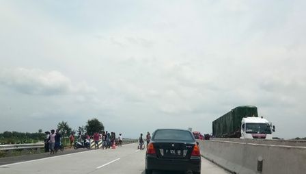 Penduduk Setempat Masih Menyeberang Jalan Tol (Dokpri)