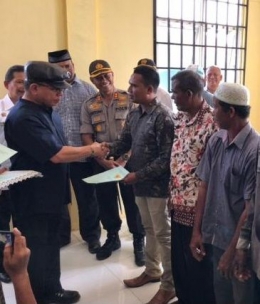 Penyerahan Sertifikat Tanah Oleh Gubernur Aceh. Dok US