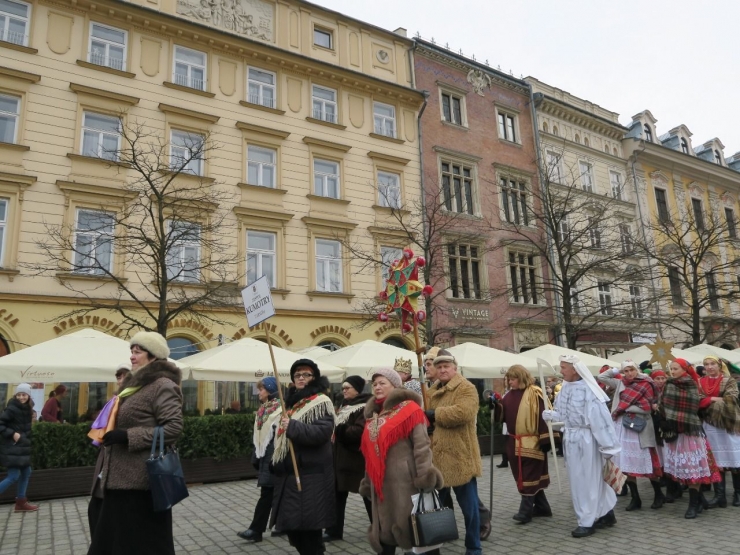 Sebuah pawai menjelang natal di Old Town Krakow, Polandia