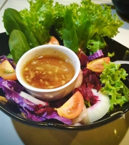salad sayur dengan dressing kombucha (do. pribadi)