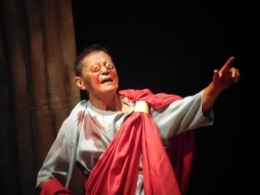 Gege Hang Andhika sebagai Oedipus dalam fragmen yang dimainkan dalam acara 