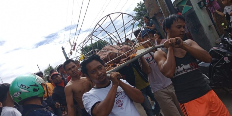 korban dibawa ke rumahnya yang dekat dengan lokasi kejadian. sumber foto: Rahab Ganendra