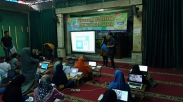 Dosen STMIK Nusa Mandiri sedang memberikan pengarahan tentang pembuatan proposal kepada anak-anak Yayasan Panti Asuhan sendiri.|Dokumentasi pribadi 