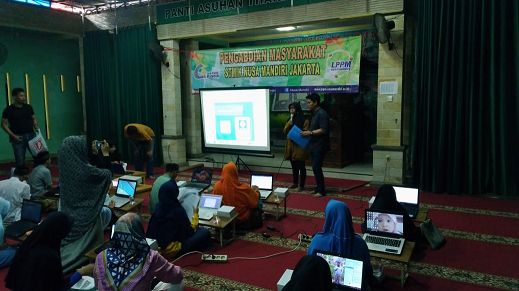 Dosen STMIK Nusa Mandiri sedang memberikan pengarahan tentang pembuatan proposal kepada anak-anak Yayasan Panti Asuhan sendiri.|Dokumentasi pribadi