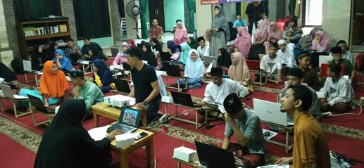 Anak-anak panti asuhan Yayasan Thariiqul Jannah sangat antusias menyimak penjelasan tim tutor yang merupakan dosen-dosen STMIK Nusa Mandiri Jakarta|Dokumentasi pribadi