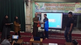 Penyerahan Souvenir dari Dosen-dosen STMIK Nusa Mandiri Jakarta kepada perwakilan pengurus Yayasan Thariiqul Jannah BekasiDokumentasi pribadi |Dokumentasi pribadi 