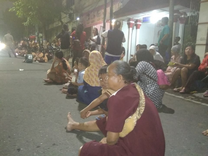 warga menungu Jokowi Lewat, santai duduk di aspal bahu jalan. dok pri