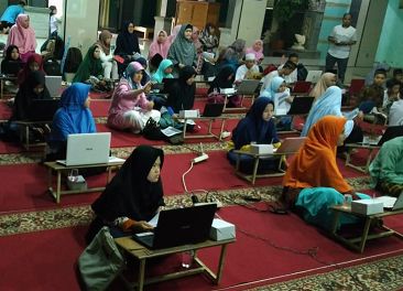 Dosen-dosen STMIK Nusa Mandiri Jakarta mendampingi anak-anak panti asuhan untuk membuat proposal|Dokumentasi pribadi
