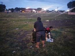 Relawan membersihkan sampah di Kawasan Alun-alun Utara - dok.pri