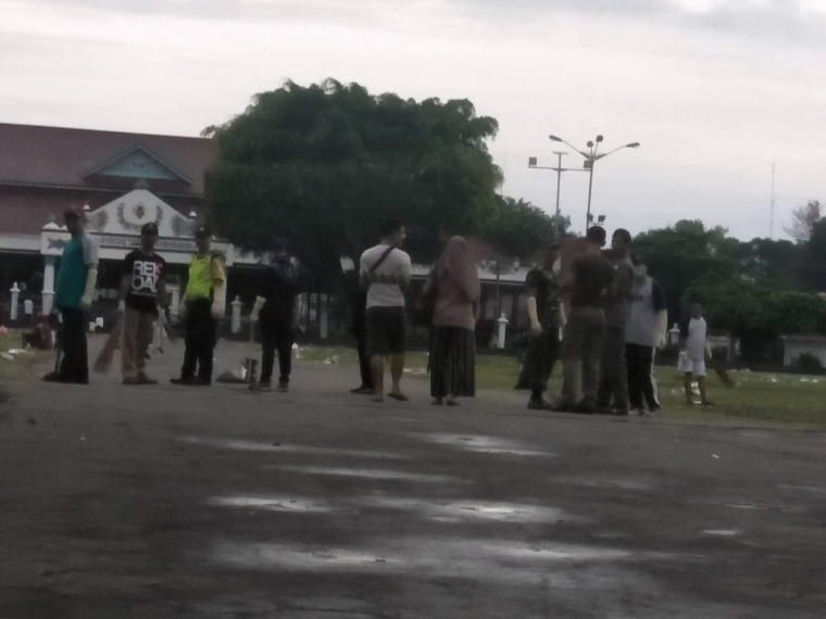 Relawan bersih-bersih sampah - dok.pri