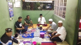 Suasana pembacaan surat Yaasiin di Pos Mitra Jaya Jati Pulo Jakarta Barat