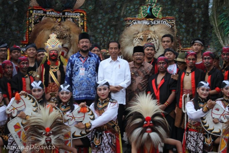 Presiden Jokowi, gubernur Jatim Soekarwo, bupati Ponorogo diantara penari reyog Ponorogo
