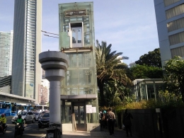 Lift di ex JPO Tosari, tinggal menunggu ikut dibongkar (foto: widikurniawan)